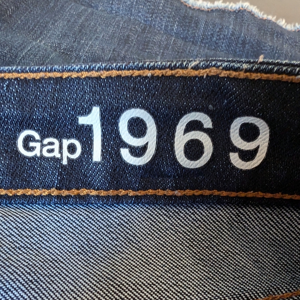 GAP Summer Cutoffs jean shorts - Picture 3 of 5